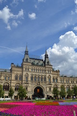 Obraz premium Russie, Moscou, place rouge, magasin GOUM et fleurs.