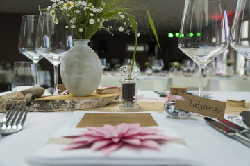 Tischdekoration für eine Hochzeit in einem Restaurant
