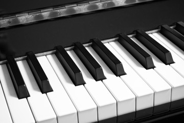 Klavierausschnitt mit Klavier Tasten