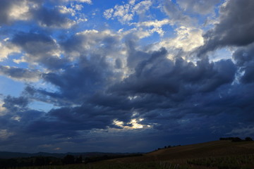 Nuages et ciel dans la campagne francaise