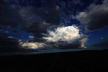 Nuages blancs et lumineux dans le ciel