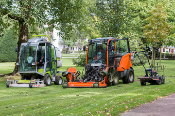 Parkpflege der Grünflächen  mit Aufsitzmäher