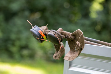 Parkpflege der Grünflächen  mit Rasenkantenschneider
