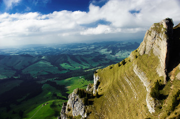 Auf dem Arnigrat der Hohgantkette (Berner Voralpen) mit Blick auf das Emmental. 