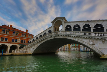 Fototapeta na wymiar Rialto bridge in Venice at morning