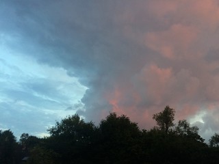 Wolkenformation wirkt bedrohlich im Abendrot