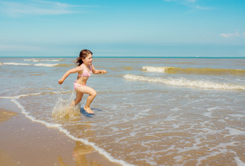 Fototapeta na wymiar enfant s'amusant sur la plage