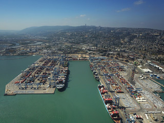 Obraz premium Fully loaded container ship docked at freight port terminal