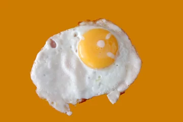 Keuken foto achterwand Spiegeleieren gebakken ei op gele achtergrond