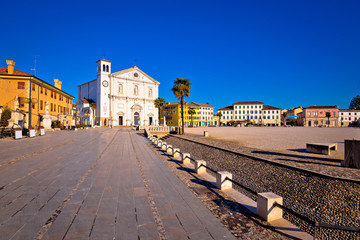 Fototapeta na wymiar Central square in town of Palmanova church view