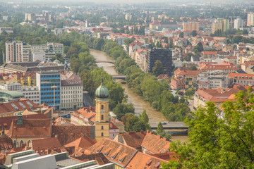 Fototapeta na wymiar Panorama und Sehenswürdigkeiten von Graz, Hauptstadt der Steiermark, Österreich