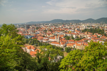 Fototapeta na wymiar Panorama und Sehenswürdigkeiten von Graz, Hauptstadt der Steiermark, Österreich