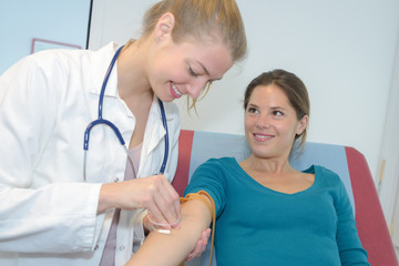 Obraz premium nurse taking a blood sample
