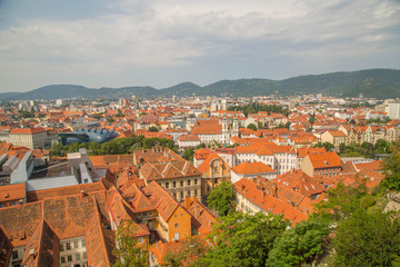 Fototapeta na wymiar Panorama und Sehenswürdigkeiten von Graz, Landeshauptstadt der Steiermark