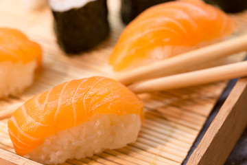 Sushi e bacchette di legno