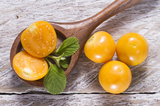 fresh uchuva fruits, The plant known as uchuva, uvilla, aguaymanto or ushun is a herbaceous plant belonging to the family solanaceae (Physalis peruviana)