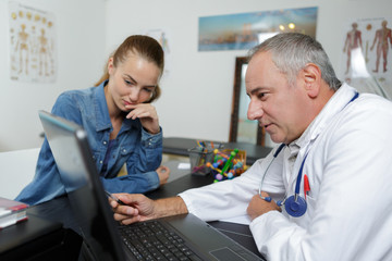 Obraz premium doctor with female patient during consultation