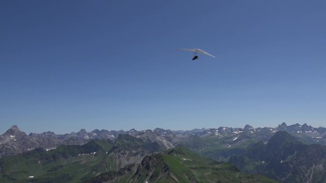 Drachenflieger macht eine Kehrtwende.