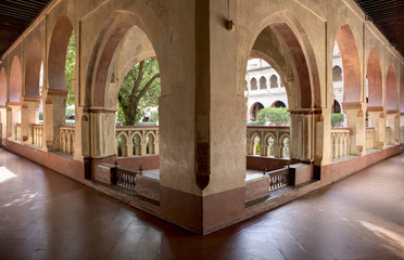 Obraz premium Open arcade gallery of Mudejar cloister of Guadalupe Monastery