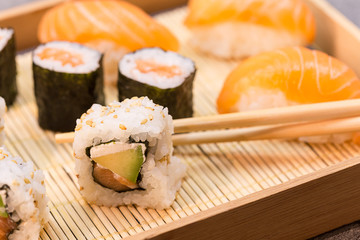 Sushi e bacchette di legno