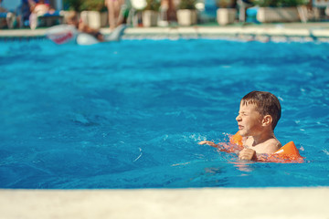 Naklejka premium Caucasian boy swimming in the pool.