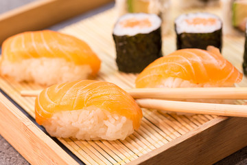 Sushi con salmone e bacchette