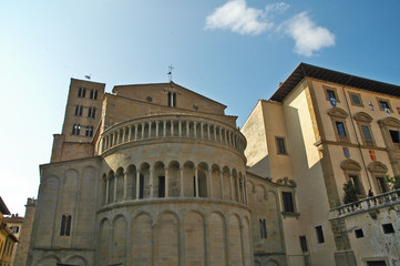 Arezzo, la piazza Grande e la Chiesa di Santa Maria della Pieve