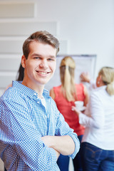 Junger Mann als Entrepreneur lächelt stolz