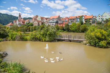 Fototapeta premium Altstadt Panorama von Frohnleiten bei Graz in der Steiermark, Österreich