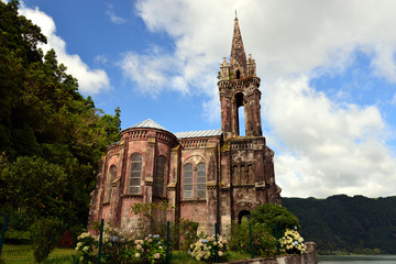 Lagoa das Furnas (Furnas-See) mit der Kapelle "Nossa Senhora das Vitorias" auf den Azoren