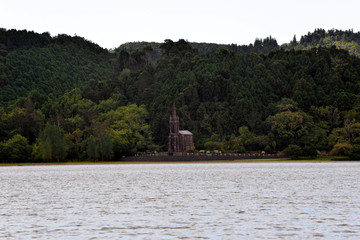 Fototapeta na wymiar Lagoa das Furnas (Furnas-See) mit der Kapelle 