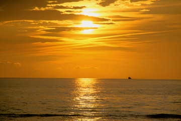Obraz premium the sky and the sea at sunset