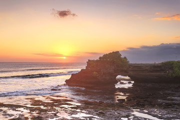 Obraz premium Sunset at Batu Bolong & Tanah Lot - Bali, Indonesia