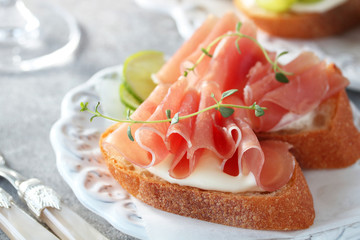 生ハムのオープンサンドイッチ