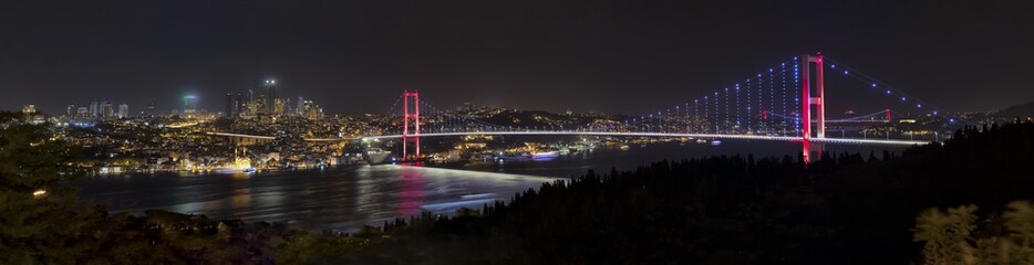 Panorama der Bosporus-Brücke elf vertikale Fotografien machten ein Panorama. Istanbul, Türkei.