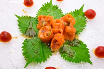 サーモンカルパッチョの花びら