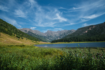Fototapeta na wymiar mountain lake 