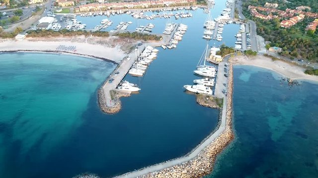 Vista aerea di porto Ottiolu in Sardegna