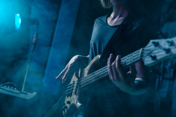 Obraz premium The bass guitar player plays solo.