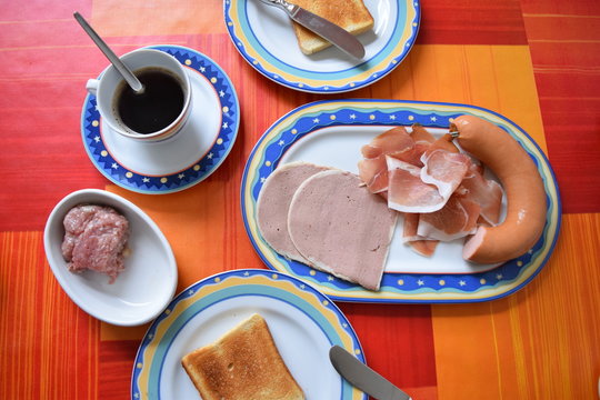 Fr&uuml;hst&uuml;ck mit Wurst und Schinken