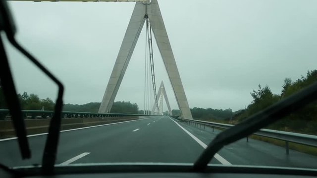 sur l'autoroute sous la pluie