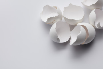 Eierschalen auf weißem Hintergrund