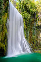 Obraz premium Wodospad w parku przyrody „Monasterio de Piedra”, Saragossa, Hiszpania