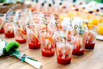 Rucksack Schöne Reihenlinie verschiedener alkoholischer und alkoholfreier Cocktails. Snack-Cocktails mit Tomatensaft und Garnelen. Catering-Tisch für Party. © linortis