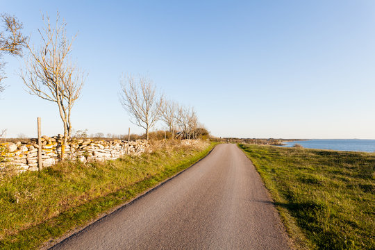 kustväg på Öland med stenmur
