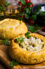 Round meat pie with vegetables
