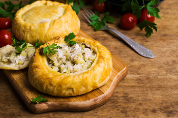 Round meat pie with vegetables