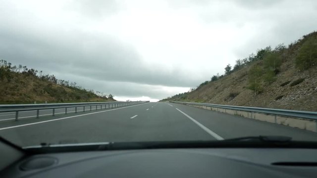 passage sous le pont sur l'autoroute