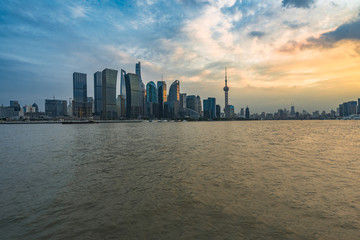 Obraz premium shanghai cityscape and skyline at dusk