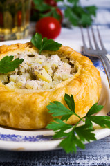 Round meat pie with vegetables